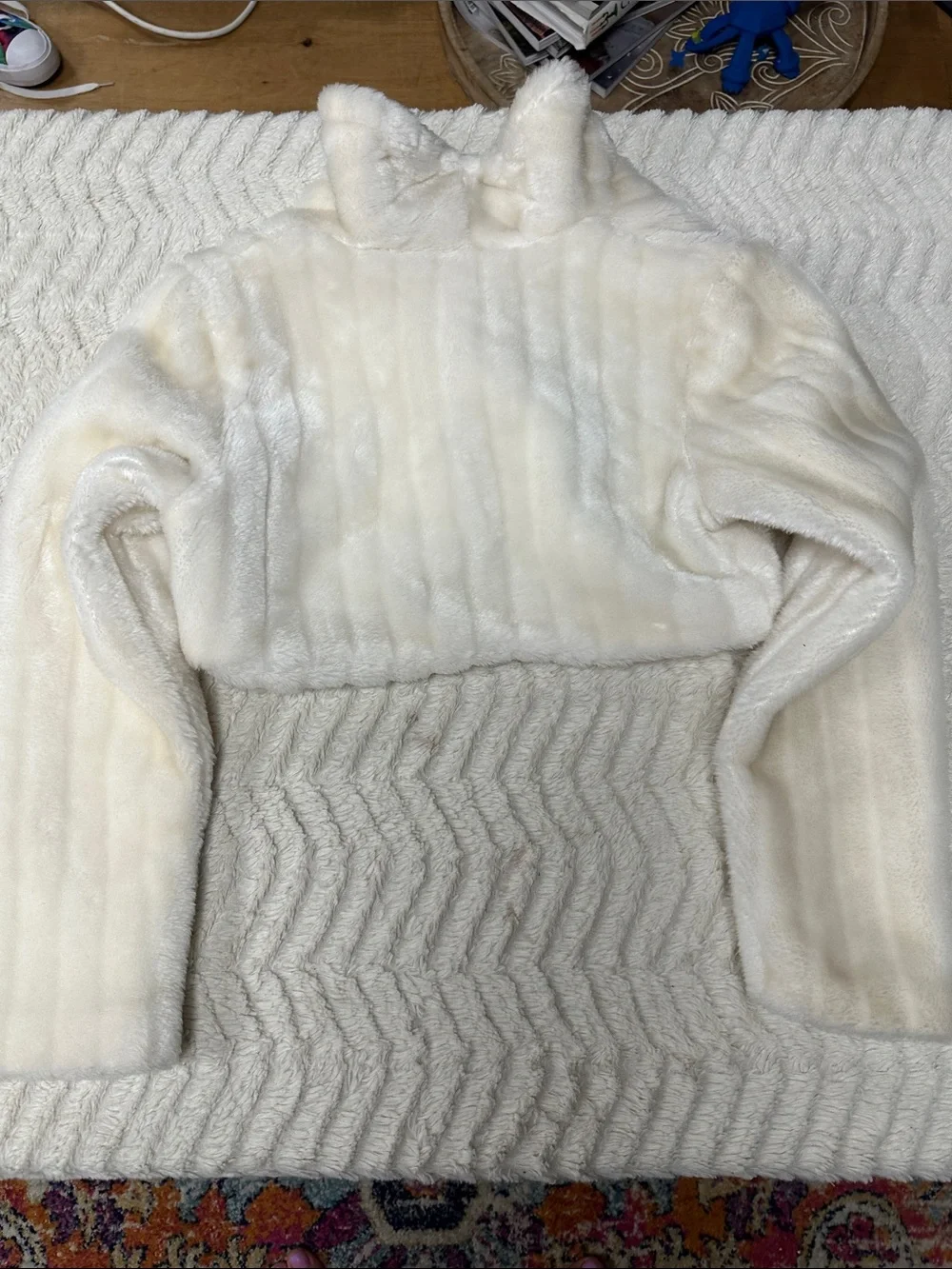 Gymboree Girl’s faux fur white cropped jacket w/ bow M